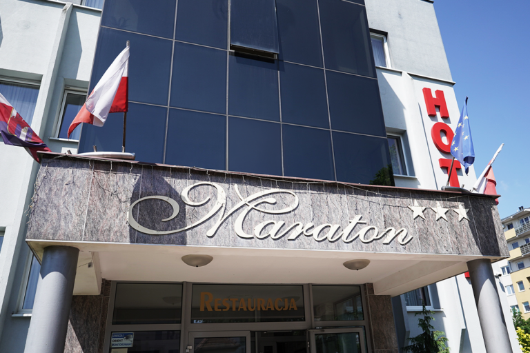 Odkrywając historię Bydgoszczy Stare Miasto i Stary Rynek – serce miasta Stare Miasto to najstarsza część Bydgoszczy, która emanuje historycznym urokiem. Spacerując po brukowanych uliczkach, można podziwiać kolorowe kamienice, wiele z nich zostało odrestaurowanych i kryją w sobie galerie sztuki, małe kawiarenki i sklepy z rękodziełem. W centralnym punkcie Starego Rynku odbywają się liczne wydarzenia – od koncertów po targi lokalnych produktów. To także idealne miejsce, by zatrzymać się na chwilę, usiąść przy stoliku jednej z restauracji i obserwować tętniące życie miasta. Nie zapomnij odwiedzić Europejskiego Centrum Pieniądza, gdzie poznasz historię mennictwa w Polsce, czy Galerii Sztuki Nowoczesnej, prezentującej dzieła polskich i zagranicznych artystów. Katedra Bydgoska – świadek historii Katedra św. Marcina i Mikołaja to obowiązkowy punkt zwiedzania dla miłośników zabytków. Jej monumentalna fasada i gotycka architektura robią wrażenie, ale prawdziwą perełką jest wnętrze – bogato zdobione ołtarze, kolorowe witraże i elementy dekoracyjne nawiązujące do różnych okresów historycznych. Katedra była świadkiem wielu wydarzeń, a na jej murach przetrwał symbol polskości – mały orzełek, który jest cennym świadectwem patriotyzmu bydgoszczan podczas okupacji niemieckiej. Przed wejściem warto spojrzeć na rozległy Stary Rynek i zastanowić się, jak wyglądało życie w tym miejscu przed wiekami. Śladami Małego Berlina Bydgoszcz była przez długi czas nazywana Małym Berlinem z uwagi na silne wpływy niemieckie, które widać w architekturze secesyjnych kamienic czy układzie ulic. Spacerując, warto przyjrzeć się detalom zdobiącym budynki – bogate zdobienia, witraże czy balkony zdradzają inspiracje niemiecką sztuką użytkową. Co ciekawe, mimo intensywnych działań germanizacyjnych, mieszkańcom udało się zachować symbole polskości, takie jak wspomniany orzełek czy elementy kultu religijnego. Spacer po Wyspie Młyńskiej Wyspa Młyńska to miejsce, które najlepiej pokazuje, jak Bydgoszcz łączy naturę z historią i kulturą. Położona w centrum miasta, otoczona ramionami rzeki Brdy, wyspa stanowi oazę zieleni i spokoju. Spacerując jej ścieżkami, można podziwiać zabytkowe spichrze, które niegdyś były magazynami zboża, a dziś mieszczą muzea i galerie. Warto odwiedzić Młyny Rothera, które przeszły kompleksową renowację i obecnie oferują przestrzenie kulturalne, tarasy widokowe oraz miejsca na odpoczynek przy kawie. W cieplejsze dni Wyspa Młyńska to idealne miejsce na piknik – wystarczy zabrać koc i rozłożyć się na trawie, podziwiając widok na rzekę i miasto. Smaki Kujaw – kulinarne doznania w Restauracji Maraton Nie sposób poznać tego miasta, nie kosztując jej lokalnych smaków. Bydgoska Restauracja Maraton serwuje tradycyjne dania kuchni kujawskiej, takie jak aromatyczny żurek, soczysta gęsina czy klasyczne placki ziemniaczane. Lokal stawia na świeże, regionalne składniki, które gwarantują autentyczność i najwyższą jakość potraw. Warto zakończyć posiłek deserem – polecamy drożdżowe ciasta z sezonowymi owocami. Ciekawe miejsca i nietypowe atrakcje Muzeum Mydła i Historii Brudu Bydgoszcz słynie z wyjątkowych atrakcji, a Muzeum Mydła i Historii Brudu to miejsce, które na długo zapadnie w pamięć. Zwiedzanie łączy w sobie edukację i zabawę – poznasz tu fascynującą historię higieny, która nie zawsze była oczywista. Jednym z najciekawszych punktów jest możliwość stworzenia własnego mydła podczas warsztatów. To doskonała atrakcja dla rodzin z dziećmi, ale także dla dorosłych, którzy chcą spróbować czegoś innego niż klasyczne zwiedzanie. Wieża Ciśnień Wieża Ciśnień to jedna z najpiękniejszych budowli w Bydgoszczy, która dawniej pełniła funkcję użytkową, a dziś jest częścią Muzeum Wodociągów. Po wejściu na jej szczyt czeka na Ciebie niesamowity widok na panoramę miasta, idealny do uwiecznienia na zdjęciach. Warto także poświęcić chwilę na zapoznanie się z wystawą, która przedstawia historię bydgoskich wodociągów – to niezwykle ciekawe spojrzenie na rozwój infrastruktury miejskiej. Exploseum – fabryka pełna tajemnic Na obrzeżach miasta znajduje się Exploseum, dawna fabryka materiałów wybuchowych, przekształcona w interaktywne muzeum. Zwiedzanie z przewodnikiem pozwala odkryć tajemnice tego miejsca, które odegrało ważną rolę w historii II wojny światowej. To atrakcja dla tych, którzy lubią nietypowe miejsca i historie związane z przemysłem wojennym. Bydgoszcz z perspektywy wody Woda jest nieodłącznym elementem Bydgoszczy, co sprawia, że jednym z najprzyjemniejszych sposobów na zwiedzanie miasta jest rejs po Brdzie. Możesz wybrać kajak, rower wodny lub tramwaj wodny Słonecznik, który napędzany jest energią słoneczną. Rejsy oferują dwie trasy, dzięki czemu można zobaczyć różne oblicza miasta, od zabytkowych spichrzy po nowoczesne bulwary. Taka perspektywa pozwala lepiej docenić znaczenie wody w historii Bydgoszczy i jej współczesnym charakterze. Kultura i sztuka w Dzielnicy Muzycznej Dzielnica Muzyczna to przestrzeń, w której sztuka i natura łączą się w jedność. Centralnym punktem jest Filharmonia Pomorska, która regularnie organizuje koncerty na najwyższym poziomie. W otaczającym ją parku im. Jana Kochanowskiego można podziwiać rzeźby inspirowane muzyką, a wieczorami zachwycać się multimedialną fontanną, która oferuje widowiskowe pokazy światła i dźwięku. To miejsce idealne na spokojny spacer i chwilę refleksji. Nocleg w Hotelu Maraton – komfort i wygoda Po dniu pełnym zwiedzania warto odpocząć w komfortowych warunkach. Hotel Maraton w Bydgoszczy oferuje nowoczesne pokoje, przyjazną obsługę i dogodną lokalizację, która pozwala łatwo dotrzeć do najważniejszych atrakcji miasta. To miejsce, w którym można poczuć się jak w domu, a jednocześnie cieszyć się luksusem hotelowych udogodnień. Podsumowanie Bydgoszcz to miasto, które potrafi zaskoczyć. Różnorodność atrakcji, piękno natury i wyjątkowa kuchnia sprawiają, że weekend spędzony tutaj będzie niezapomniany. Hotel Maraton i Restauracja Maraton to miejsca, które dopełnią pobyt, zapewniając wygodę i kulinarne przyjemności. Przyjedź i przekonaj się sam, jak wiele Bydgoszcz ma do zaoferowania!