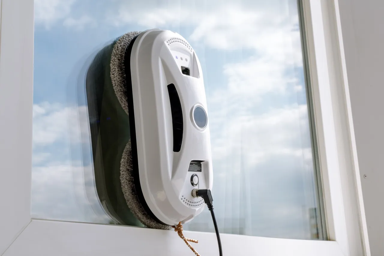 Robot do mycia okien – zbędny gadżet czy realna pomoc w domu?