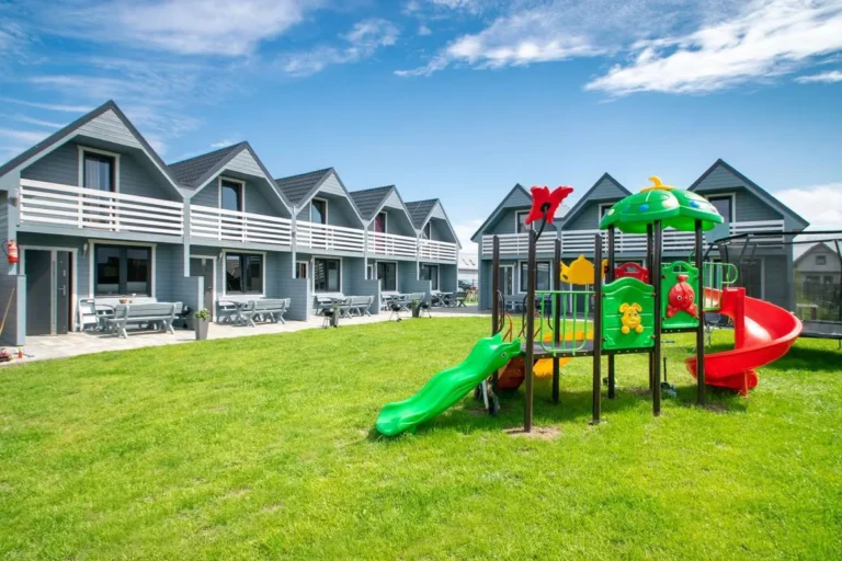 Plac zabaw przy hotelu – koszt czy inwestycja w atrakcyjność obiektu dla rodzin?